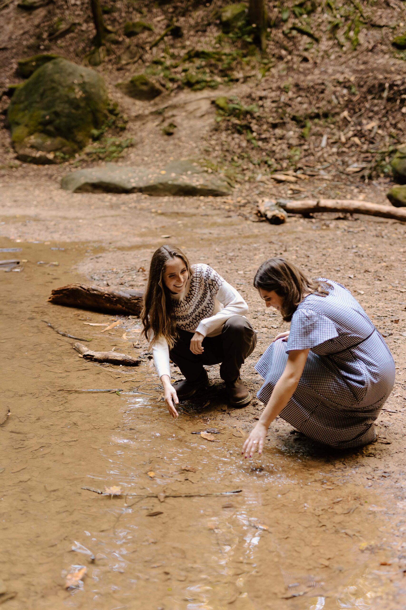 Hocking hills engagement photos at ash cave