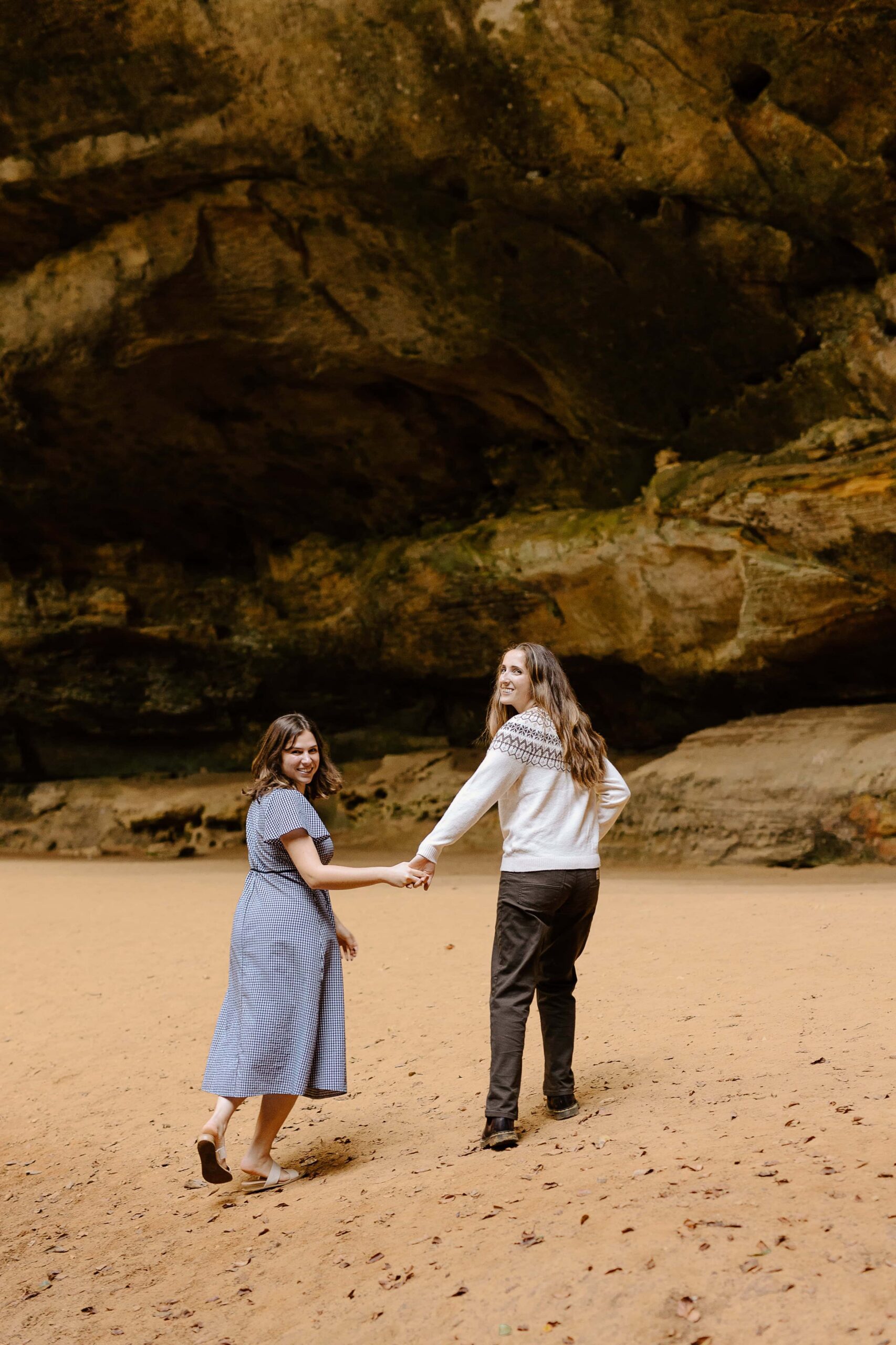 Hocking hills engagement photos at ash cave